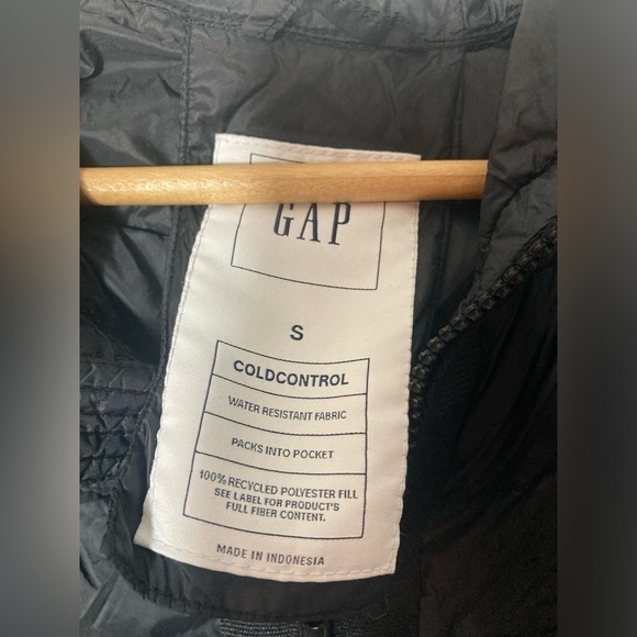 Gap cold control water resistant fabric packs into pocket black puffer coat S - Picture 3 of 6